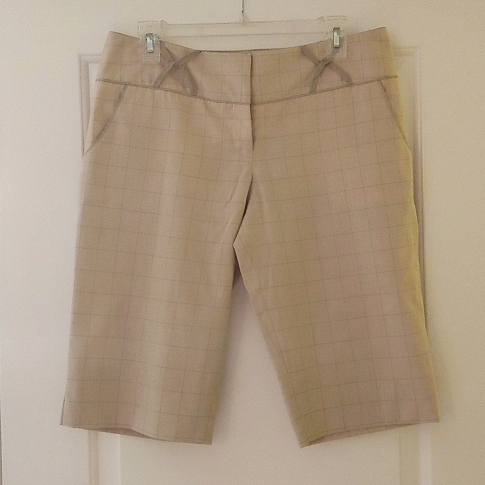 Sophisticated plaid walking short, size 8.